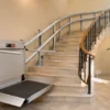 Plataforma elevatória em escadas curvas: é possível?